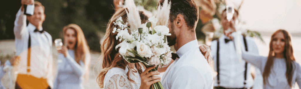 bride-groom-having-their-wedding-with-guests-beach-tendenze-matrimoni-2025