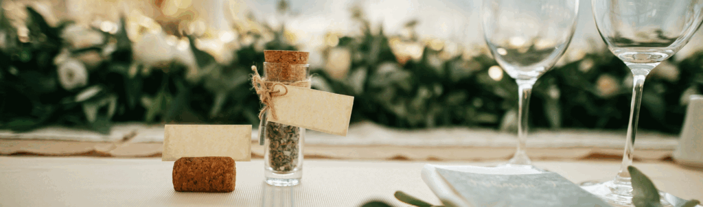 details-decorated-dining-table-wedding-reception-hall-tendenze-matrimoni-2025