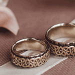 wedding-rings-with-engraving-creamy-ribbon-perfume-white-flowers