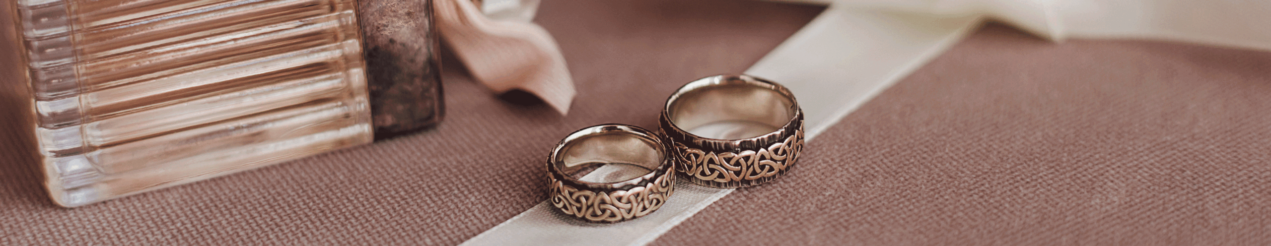 wedding-rings-with-engraving-creamy-ribbon-perfume-white-flowers